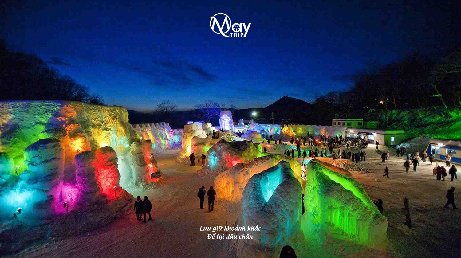 Lễ hội tuyết Sapporo với những tượng tuyết và tượng băng khổng lồ được thắp sáng rực rỡ trong đêm, tái hiện khung cảnh mùa đông huyền ảo giữa trung tâm thành phố Sapporo.